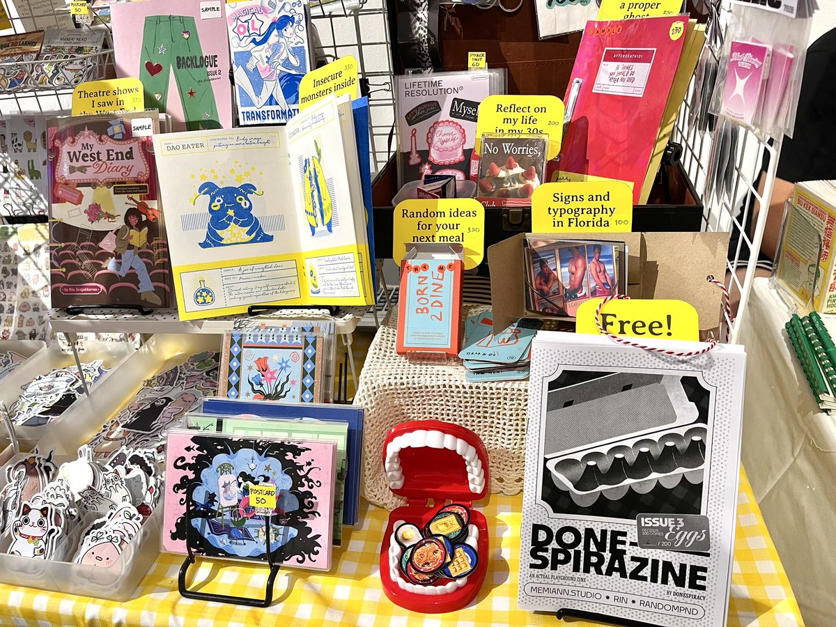 📚เปิดบูธที่ Bangkok Art Book Fair แล้วนะคะะะ แก๊งเราเอา zine มาขาย+แจกเพียบ

งานเข้าฟรีนะ จัดอยู่ที่หอศิลป BACC ชั้น 7 ค่ะ ตั้งแต่วันที่ 5-7 ธ.ค. 13:00-20:00

งานนี้จัดแค่ทุกสองปีนะ รวมหนังสือทำมือ/zine/magazine/art book ทั่วฟ้าเมืองไทย และบูธต่างชาติก็มากันเยอะเลย