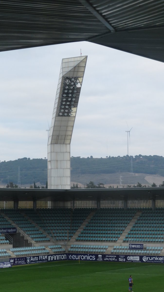 DDFM2_0's tweet image. Happy Friday Everyone!!  

Long weekend in 🇪🇸 so let's stay on the Iberian Peninsular at the Estadio Nueva Balastera, Palencia, and home to @PalenciaCristo 

Enjoy your football wherever you are! 😃😍⚽️🤗

#floodlightfriday