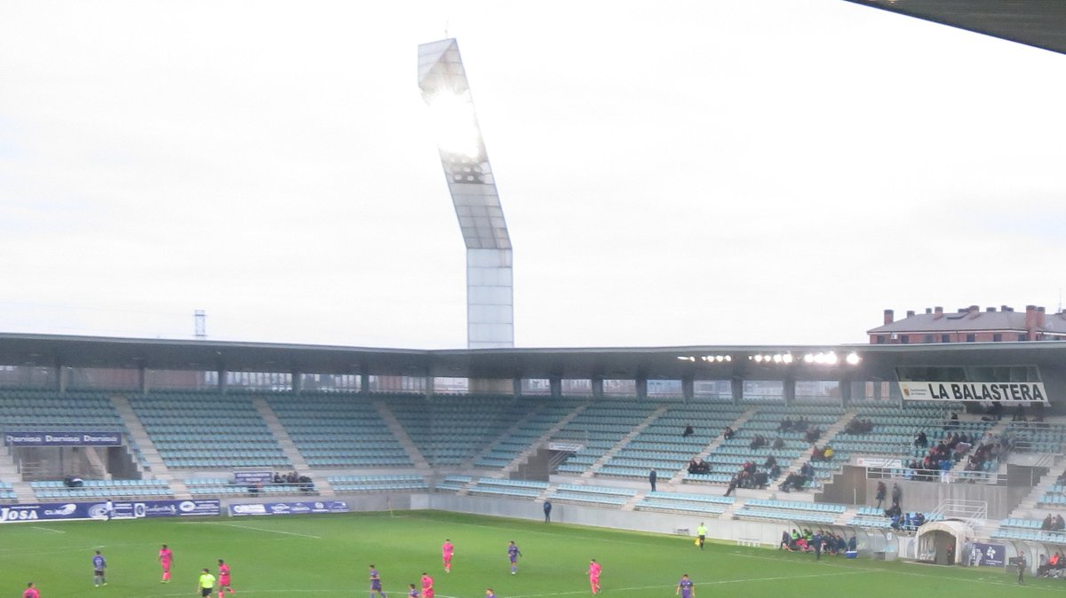 DDFM2_0's tweet image. Happy Friday Everyone!!  

Long weekend in 🇪🇸 so let's stay on the Iberian Peninsular at the Estadio Nueva Balastera, Palencia, and home to @PalenciaCristo 

Enjoy your football wherever you are! 😃😍⚽️🤗

#floodlightfriday
