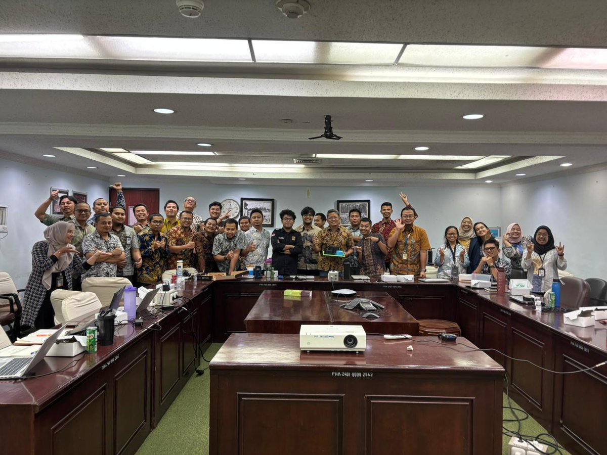 llevs000's tweet photo. walaupun presentasi dibantai habis habisan, terimakasih banyak atas hal hal baiknya. https://t.co/fksw8jIF15