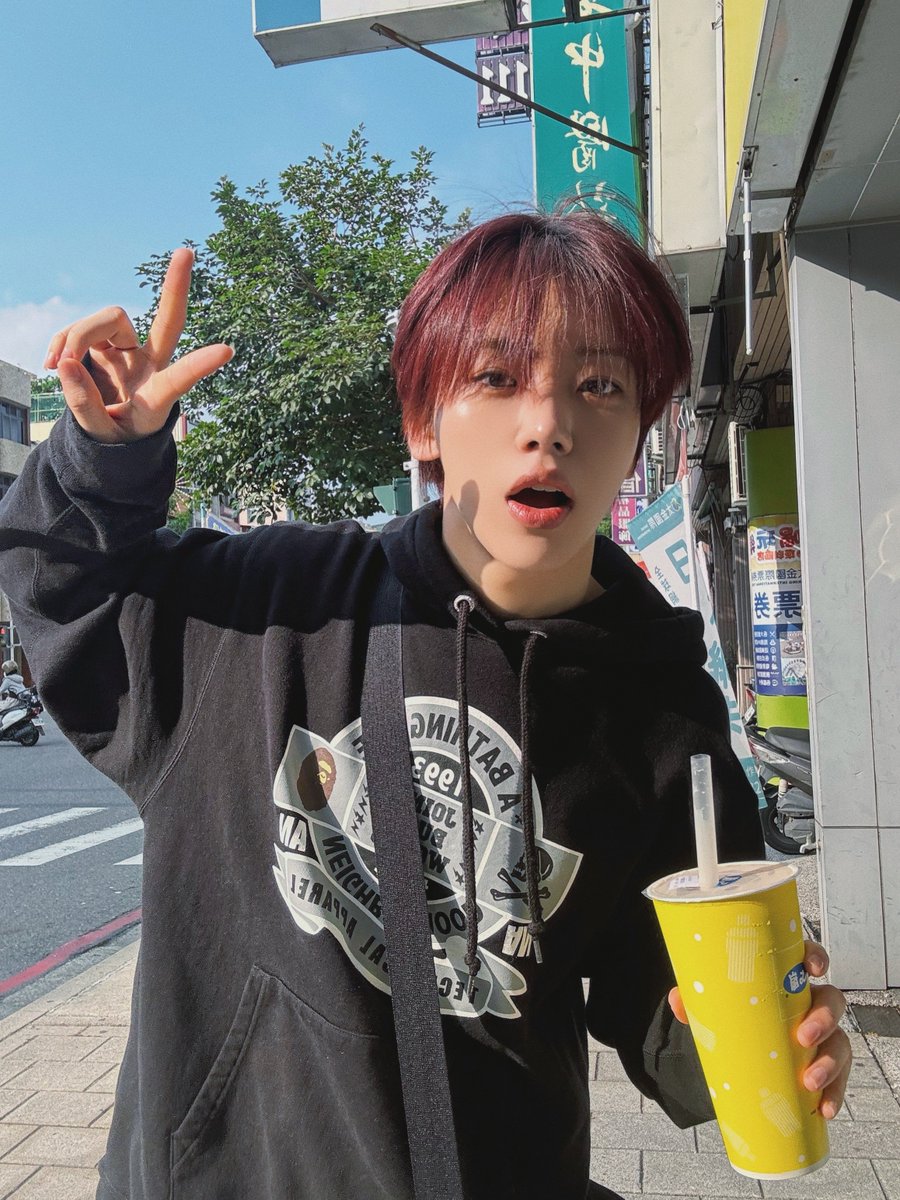 AHOF_official's tweet photo. Boba in Kaohsiung 🧋🌴💕

#AHOF #아홉
#WOONGKI #차웅기 https://t.co/SM4X5u9eS9