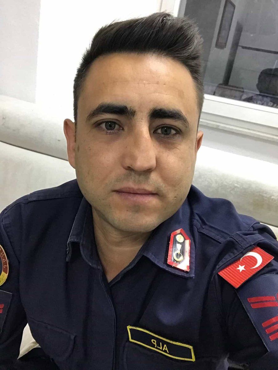 Çanakkalede görev yapan J.Uzm.Çvş.Nazif Aydın Alp 2 yıldır Amansız hastalık ile mücadele ediyordu.
Bugün Hastalığa yenik düşerek vefat etti.
Ruhu şad mekanı cennet olsun
Ailesine sevdiklerine Allah(C.C.)sabır ihsan eylesin.
Kahraman #UzmanÇavuş Camiamızın Başı sağolsun.