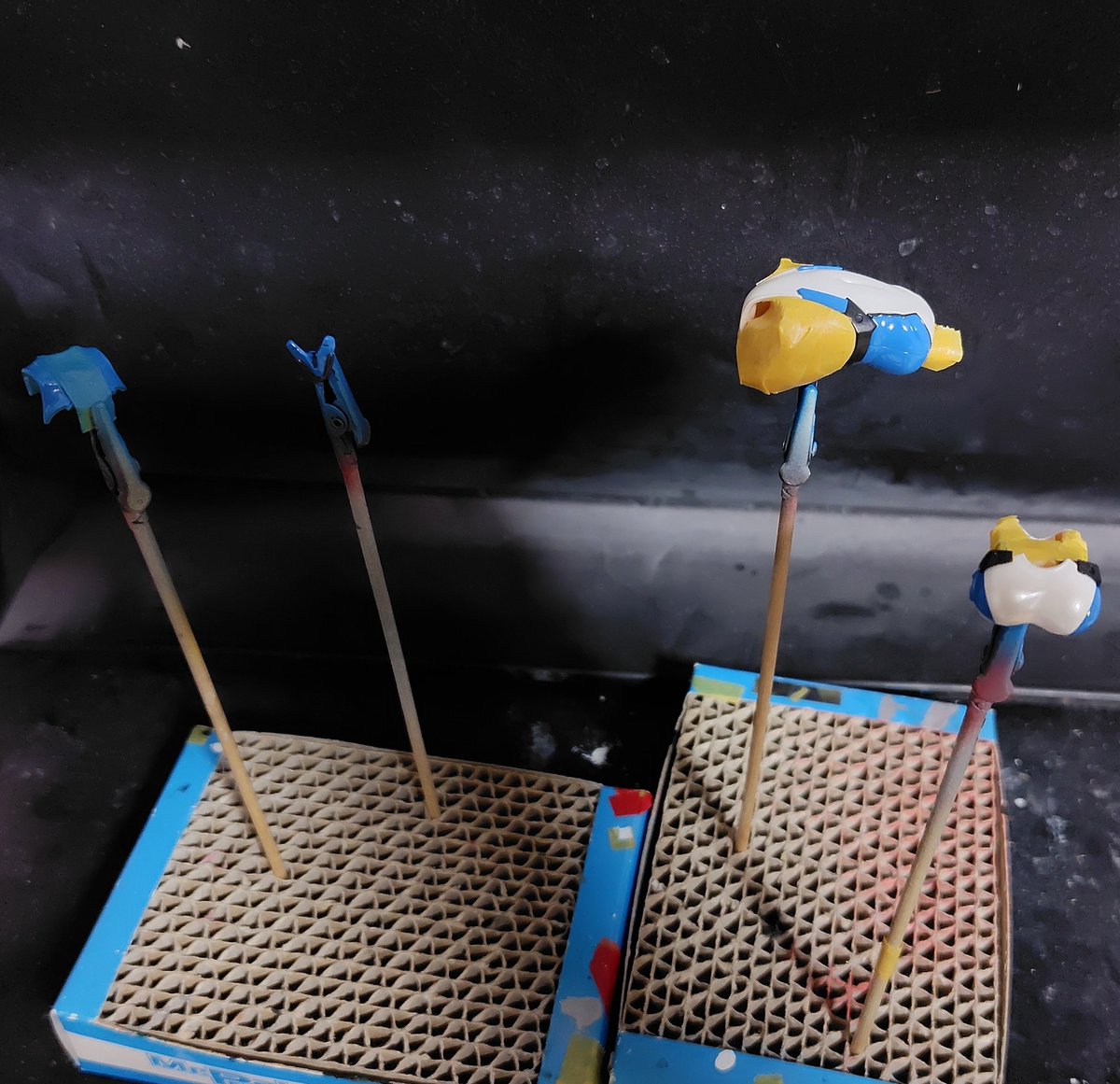 すち子スイムウェア、ボディの素肌部分をマスキングして、光沢クリアを