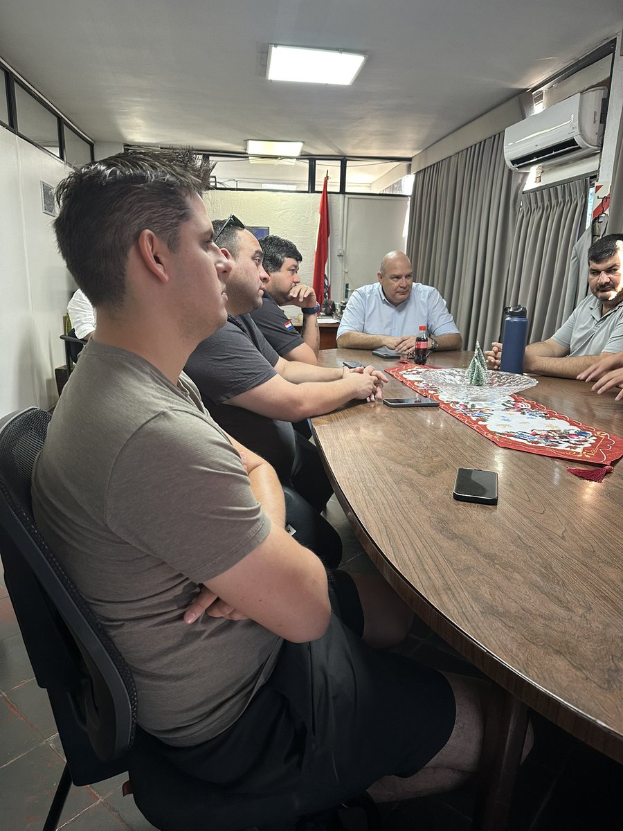 Nos reunimos con los permisionarios del Mercado de Abasto para escuchar su preocupación sobre la escasez de papa y cebolla nacional.

Acompañamos sus requerimientos para buscar una solución conjunta.

Municipalidad de Asunción
Gobierno de la Ciudad – Gestionar es Servir