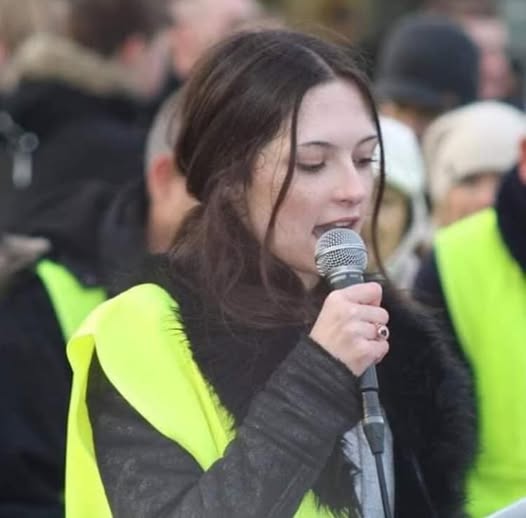 wspomnienie z 2019 r.
Wszyscy znają Gretę ale nikt nie zna Izabeli Nilsson.
Ma też 16 lat. Protestuje przeciwko globalizacji, propagandy LGBT w szwedzkich szkołach, opowiada się za ochroną tradycyjnych wartości rodzinnych i walką z nielegalną emigracją. Takich nastoletnich