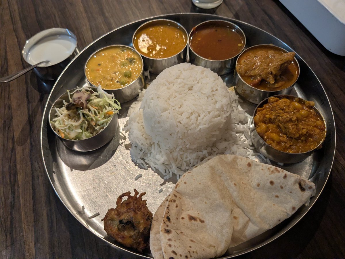 御徒町 ヴェヌス。Bセットでベジの片方をサンバルに変更。すごく久しぶりに来れた。うまいうまい。気をつけないとすぐ太る。