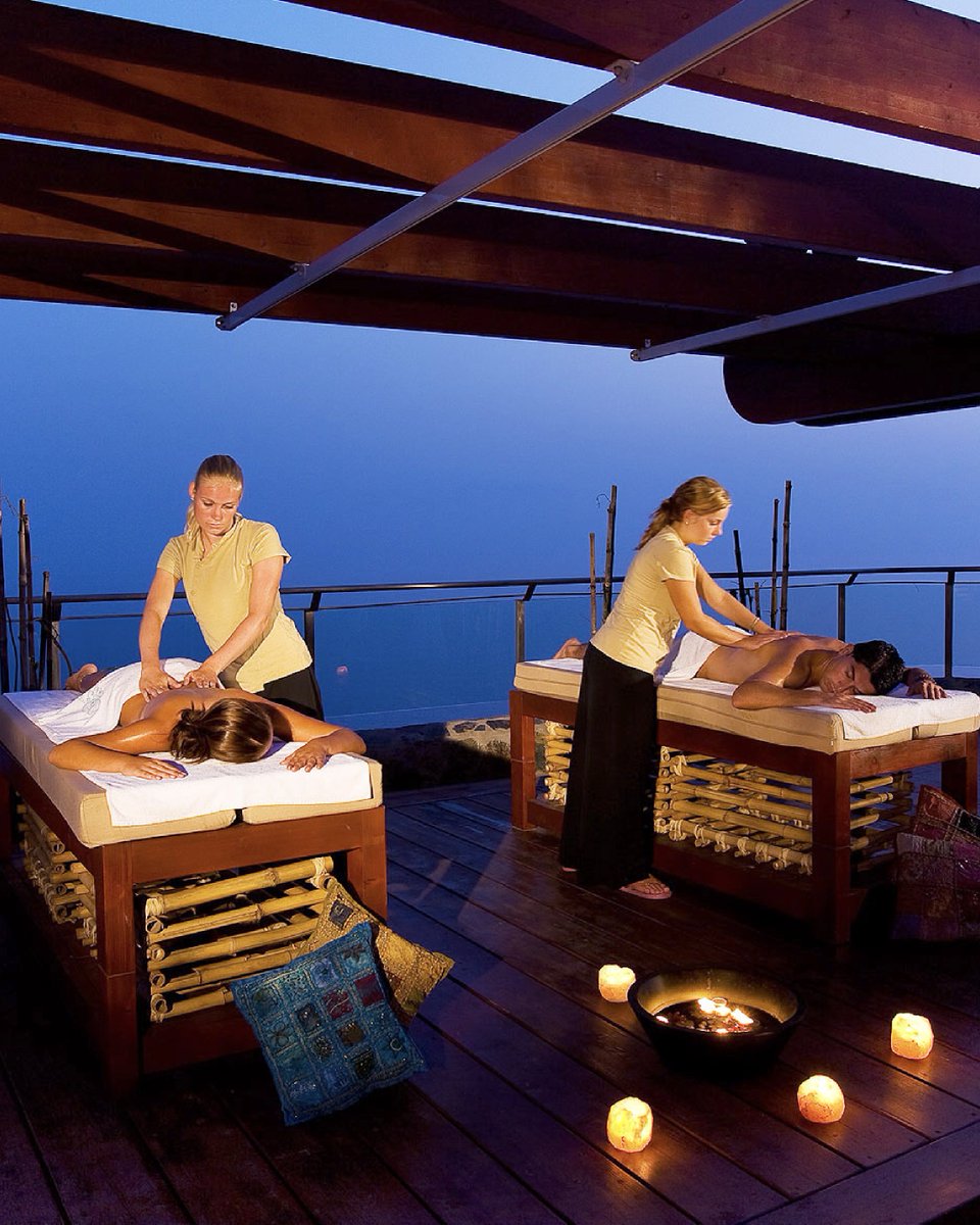 Un momento para dos… y para desconectar del mundo.

En Gloria Palace te invitamos a vivir una experiencia de bienestar única: un masaje en pareja, al aire libre, con el sonido del mar y una atmósfera pensada para reconectar.

¿Listos para una pausa juntos? 💙