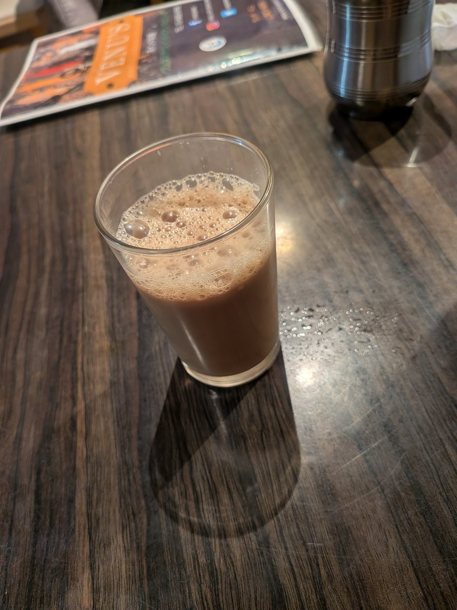 御徒町 ヴェヌス。Bセットでベジのひとつをサンバルに変更とラッシーをチャイに変更（+200円）。ホールのお兄さんはタミル出身だそう。遅めの時間だっのでいろいろ話せた。