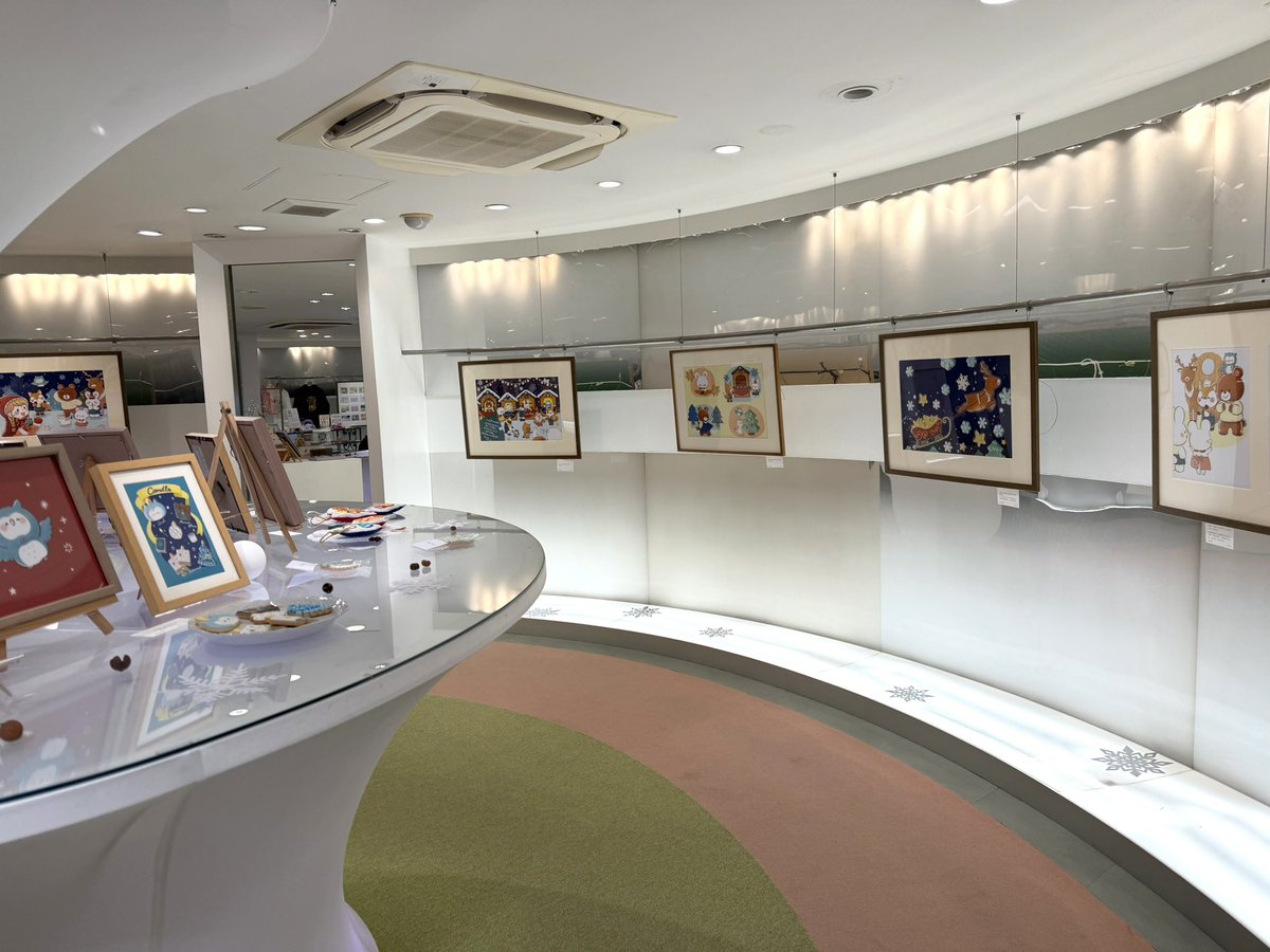 ちこちゃんとシロシオちゃんの2人展に行って来ました。
共同作の絵もアイシングクッキーも刺繍もどこを見ても可愛くて自然とニコニコしてしまう空間でした。
月曜までクリスマスシーズン真っ只中の北野で開催中です✨