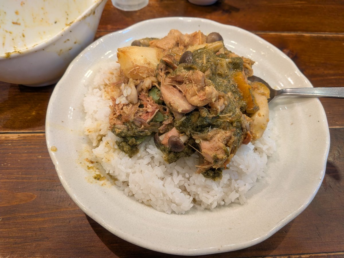 御徒町 ラッフルズカリー。日替わりのほうれん草チキンに野菜トッピング。とてもおいしい。とにかく具がデカいので満足度も高い。