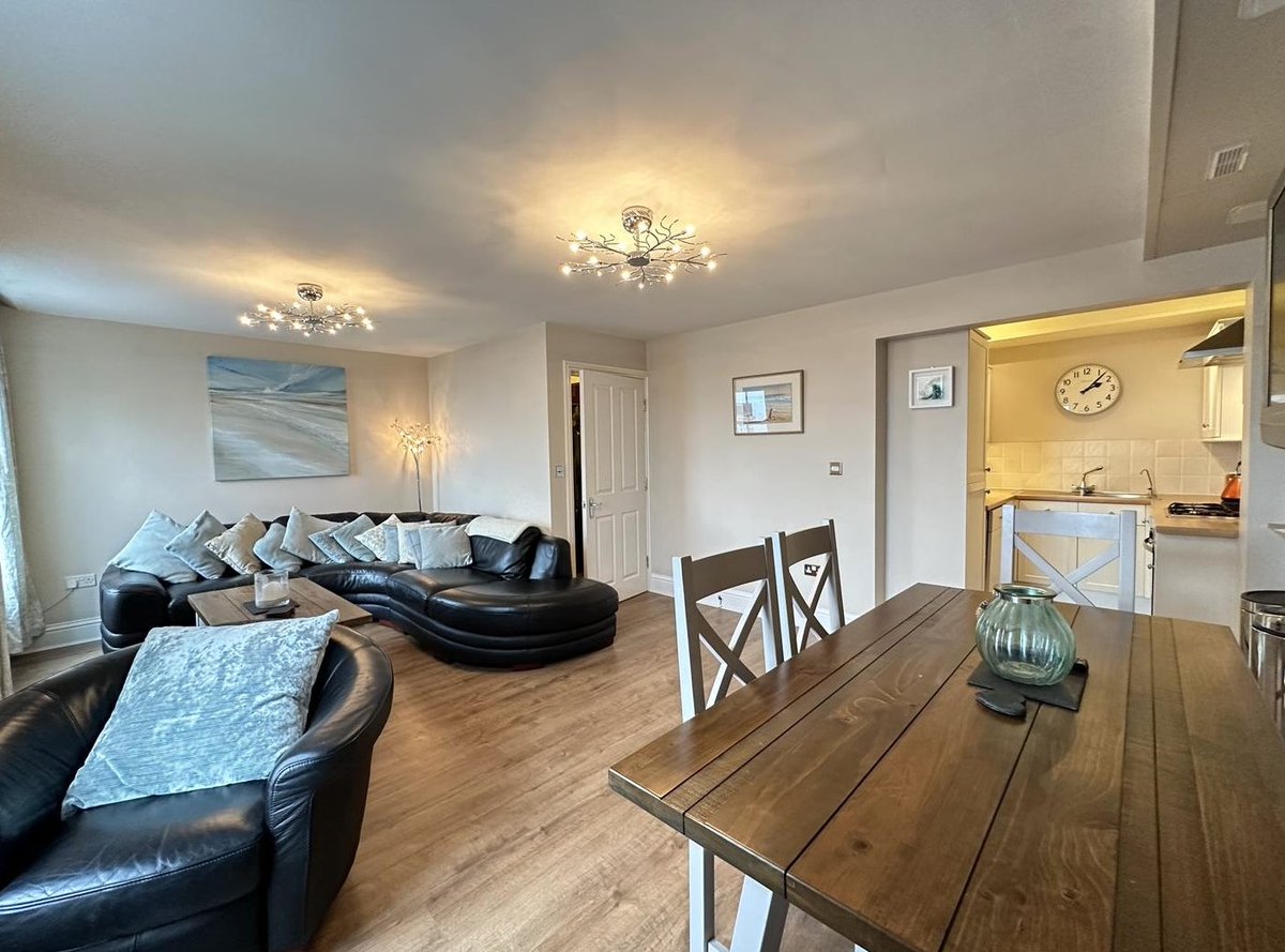 CPHestateagents's tweet photo. RECENTLY REDUCED 🏰 C A S T L E  R O A D 🏰
A well presented, two bedroom, second floor apartment within a modern block with sea views and a lift.
Beautiful views over the North Bay.

📍 Castle Road, Scarborough
💷 Guide Price £140,000
🔗 https://t.co/pvreAU2rtf https://t.co/C9vBnnCxb3