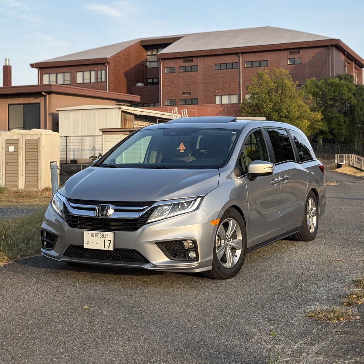 T_zero_sk8's tweet photo. US Honda Odyssey RL6 EX-L（2017）
走行5.0万km / 車検R8.11

シルバー外装本革グレー内装サンルーフCarPlay対応のEX-L。
前オーナー新車並行、室内保管です。

RL6を探している方には満足いただける内容だと思います。
詳細（金額・装備・付属品）はDMでご案内します。
メッセージお待ちしてます。 https://t.co/uzQqi0CkgP