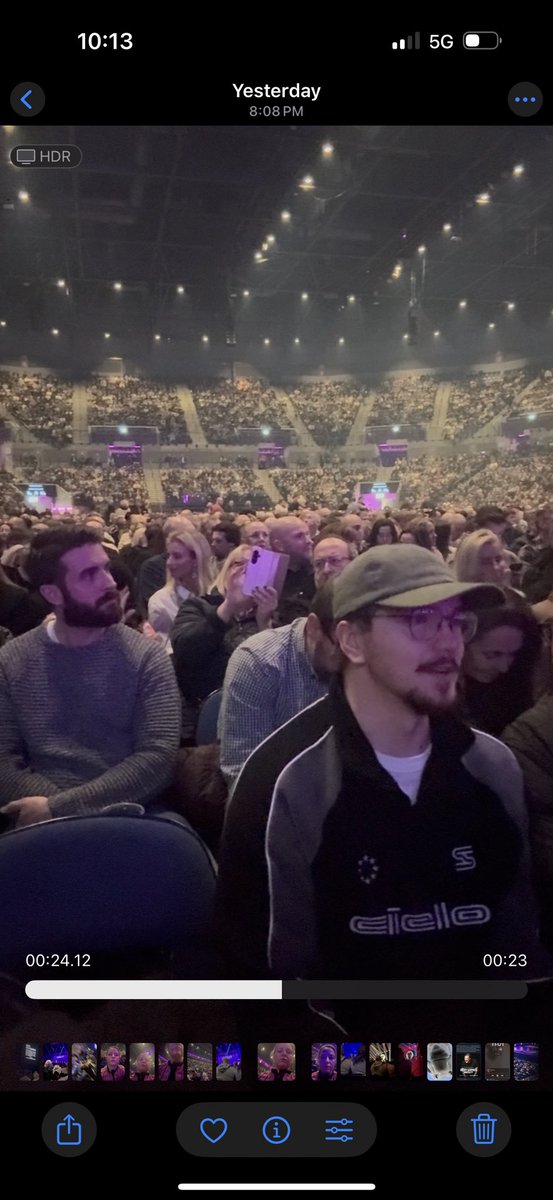 Pegasus10000069's tweet image. OMG! What an evening! What a very special night! Last #Mortality show at this incredibly beautiful arena in Liverpool, with lovely Christmas 🎄 lights everywhere on the Albert Dock. Maybe the very very very best super star comedian of all time 🤔 I’m amazed, and it’s my favorite