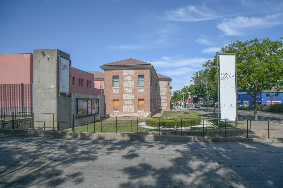 La biblioteca del <a href="/DomusArtium2002/">Domus Artium 2002</a> también abre sus puertas los fines de semana y festivos.

👉Cuenta con sala de lectura y un amplio fondo documental relacionado con el arte contemporáneo

⏩Acceso libre y gratuito
🕙Horario: M-V: 9-14h y 17-20h; S,D y festivos 11-15h y 17-21h