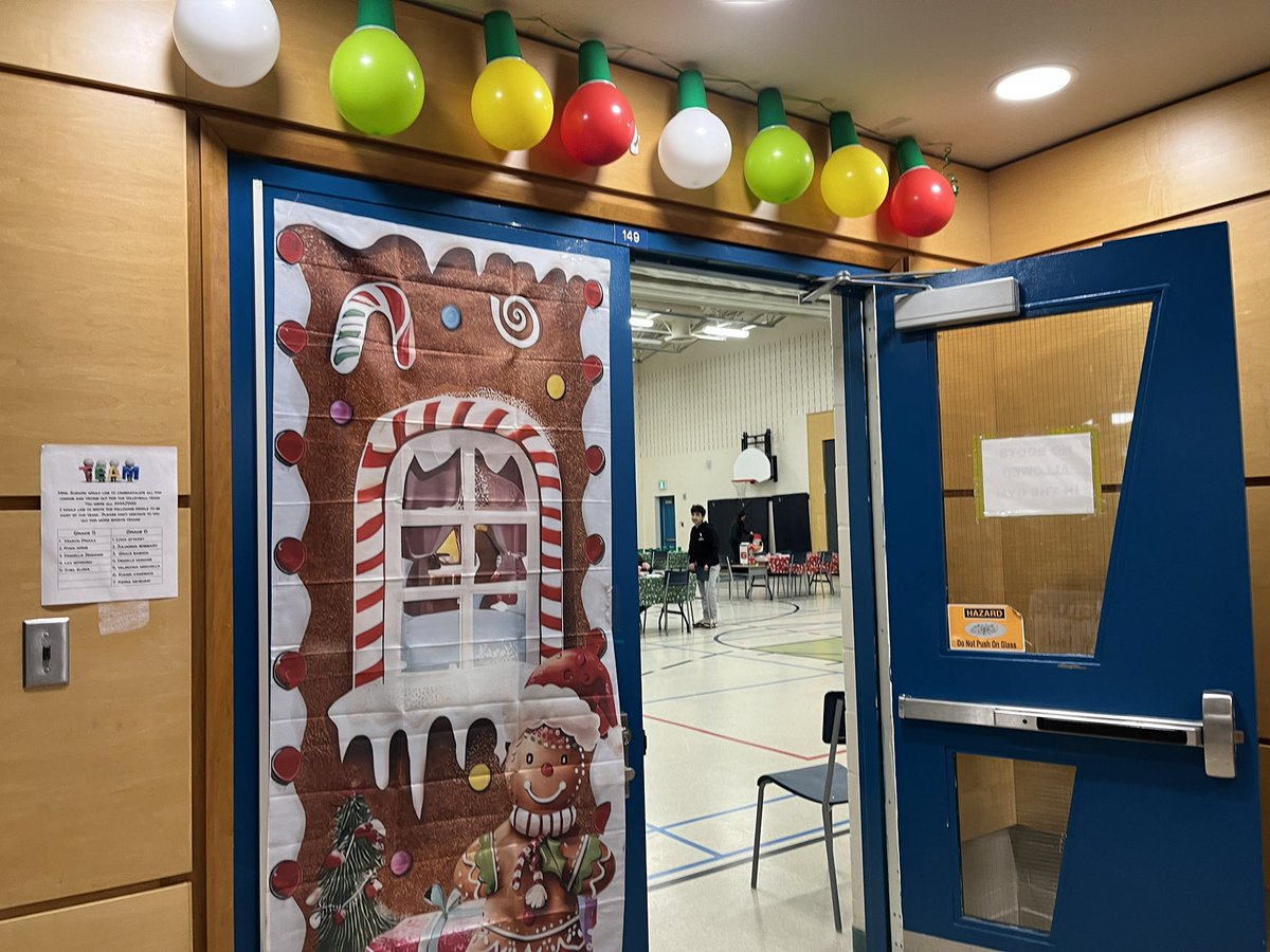 StEmilyOCSB's tweet photo. Our amazing Council outdid themselves last night! Thank you to our families for joining us and helping to raise funds to support our community through our Angel Tree 🌲 project this Advent. It was wonderful way to celebrate the season and build community! 💙 💛 🦅 https://t.co/J5wG0cJfdN
