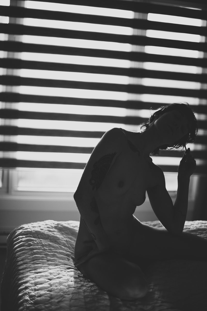 GM ☀️. It's Friday. Let's get to the weekend together. 🖤
#fineartphotography #bnw #blackandwhite #nude
