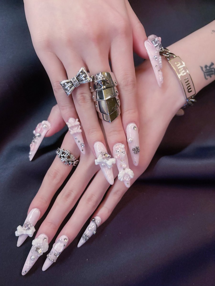 持って生まれたパーツ殆ど劣等感マシマシだけど手だけ気に入ってるよ、いい感じに産んで頂いてありがとう。