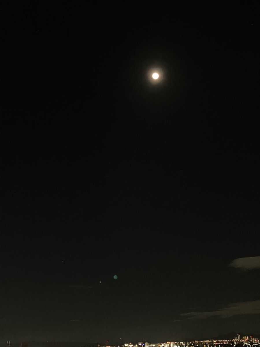 mayuming's tweet photo. 雲がすっかり消えて、お月さまが
くっきり見えたー🌕✨
かなり高く上がってしまったのでスーパームーン風味はありませんが（しかもスマホ）。

みんなの願いごとが叶いますように😌

月の周りには星もたくさん。
2枚目以降は、初めて露出を下げるという小技wを使ってみたよー https://t.co/nidlIBPHer