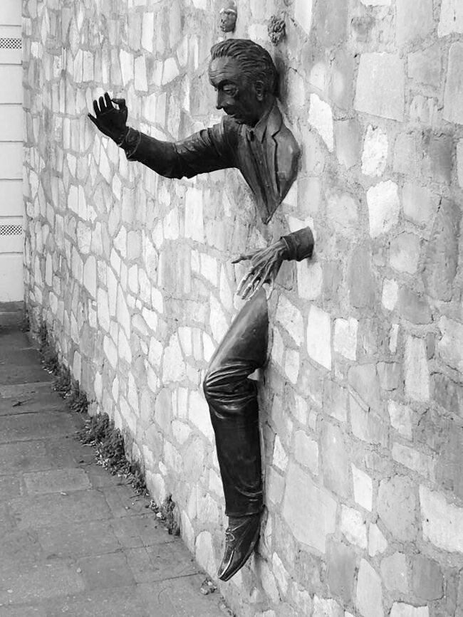 الزمن يُغير فيك أشياء كثيرة مفاهيمك ، قناعاتك ، اهتماماتك ، أفراحك ، لكن إياك ان يغير فيك أمور لا تقبل التغيير ، كمبادئك ، وطيبتك ، وأخلاقك!