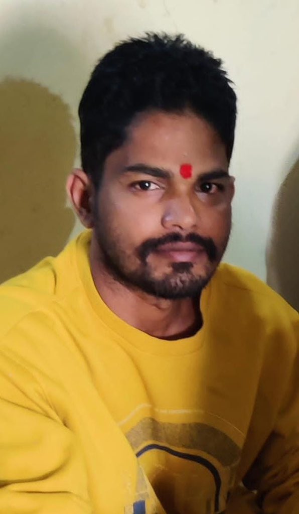 RSPraveenSwaero's tweet photo. సాయి ఈశ్వరాచారిని కాంగ్రెస్,బిజెపి పార్టీలు హత్య చేశాయి...
మేం బిసిలకు 42 శాతం రిజర్వేషన్లు ఇస్తామని కామారెడ్డి సాక్షిగా ప్రకటించి,స్థానిక సర్పంచ్ ఎన్నికల్లో బిసిల రిజర్వేషన్లు 17 శాతానికే పరిమితం చేసి,బిసిలందరిని మోసం చేయడంతో ఇక బిసి రిజర్వేషన్లు 42 శాతానికి పెంచలేరేమోనన్న అనుమానంతో మనస్థాపానికి గురై ఈ రోజు సాయి ఈశ్వరాచారి పెట్రోల్ పోసుకొని నిప్పంటించుకొని ఆత్మహత్యకు పాల్పడ్డాడు.             

కాంగ్రెస్ రేవంత్ రెడ్డి, బిజెపి కిషన్ రెడ్డిలకు తగిన బ���ద్ది చెప్పాలంటే పంచాయితీ ఎన్నికల్లో ఒక్క బిసి కూడా ఆ పార్టీల అభ్యర్థులకు ఓటేయద్దు.

దయచేసి ఆత్మహత్యలకు పాల్పడకండి.🙏
జీవితం విలువైనది.
There’s no second life.

Roshni Suicide Prevention Helpline:
040-66202000