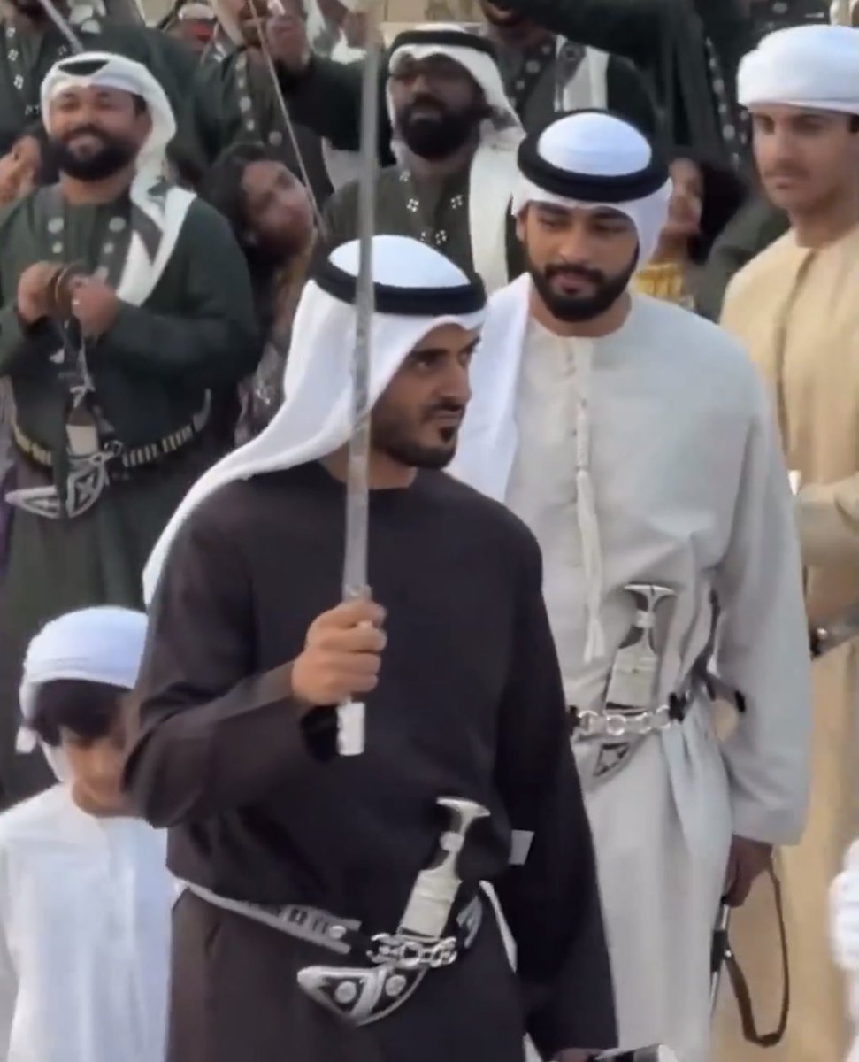 شاهدنا بالأمس ضمن احتفالات مسيرة الاتحاد ، كل شيوخ آل نهيان اثناء الرزفة يرتدون الخنير
وهو بلا شك جزء لا يتجزأ من موروث الإمارات بشكل عام 
واجبنا اليوم الاقتداء بنهج قادتنا والسير على خطاهم في صون الموروث والهوية التراثية للبلاد بكل فخر واعتزاز