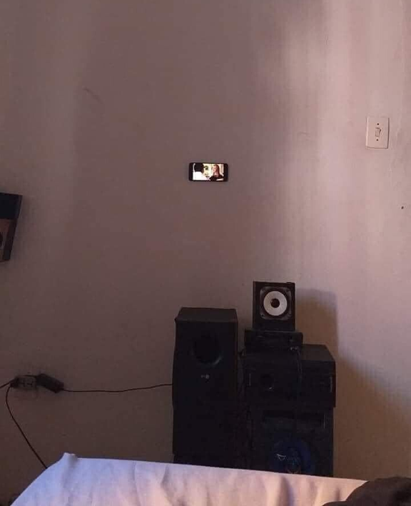 WkfxjfrP's tweet photo. 집에 100만원 넘는 벽걸이 TV 하나 있음 https://t.co/8qVrQQiwC6