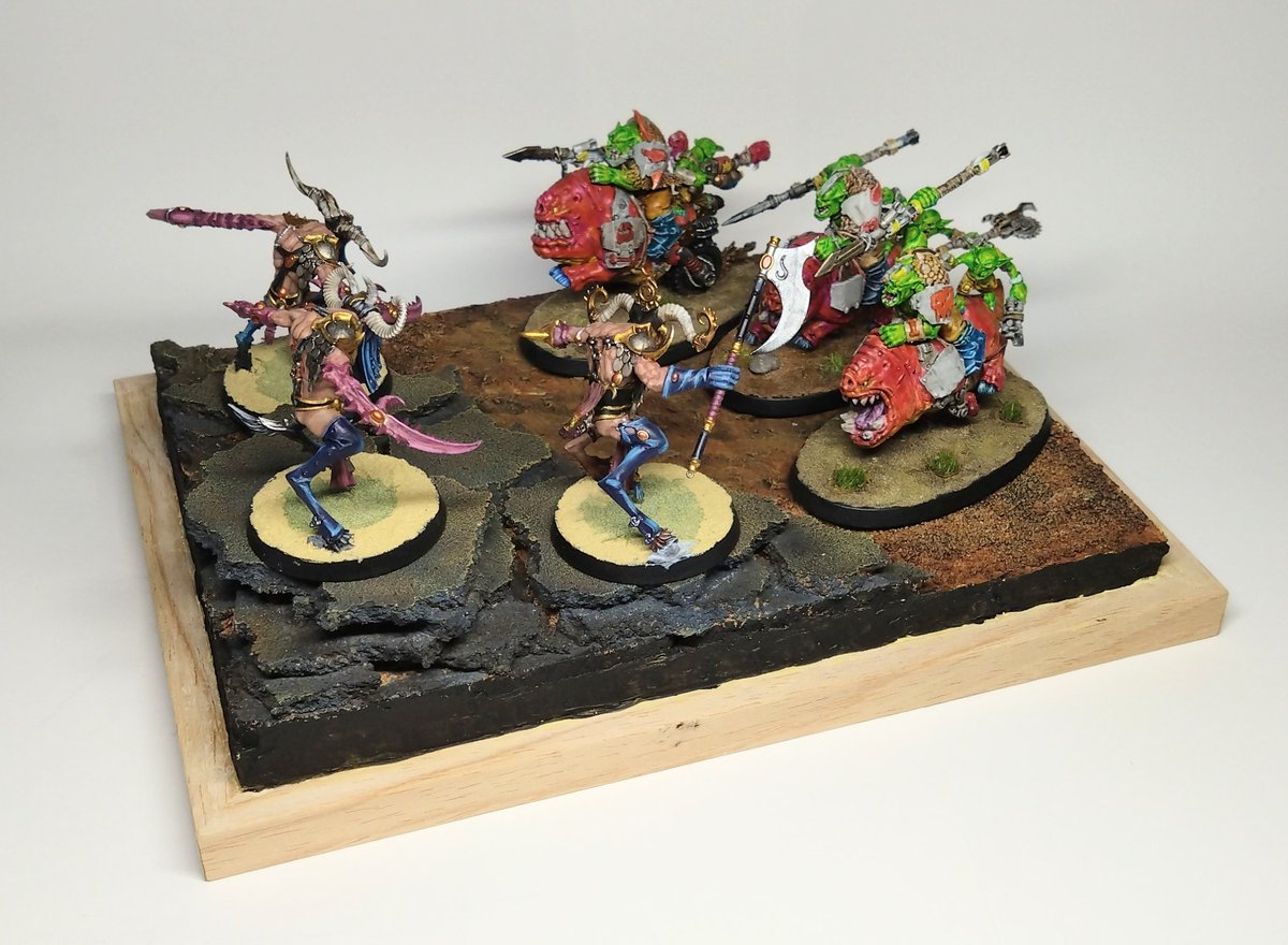 Myamo365's tweet photo. 牛vsオルク＆スクイッグ
#warhammer #ウォーハンマー 　
#WarhammerCommunity 
＃タムタム相模原店2025冬のプラモ展示会 https://t.co/IdsClL28o3
