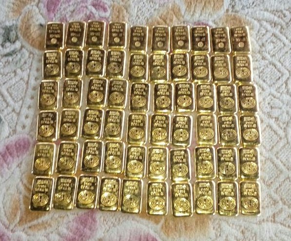 WellAll76543's tweet photo. Smuggling networks suffer another setback. 32 Bn BSF, acting on solid information, seized 36 gold biscuits valued at ₹5.47 crore near the IB. Excellent border vigilance.
#BSFseizedGold #SmugglingFoiled Indigo https://t.co/6AOggAFQsO