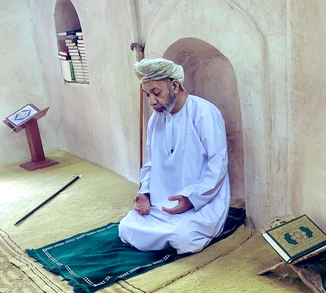 تشتاق المساجد لك.
تشتاق سجَّادات الصلاة لسكيب أدعيتك.
تشتاق الأماكن لعطر الخطوات.
ها أنت تجلس وخلفك المحراب المبلل بأدمع الشيخ الرئيس جاعد بن خميس في "العلياء" العالية العمائم.
وعلى نفس المحراب سجد والدك.
وجاء سيدنا أحمد الخليلي ليؤمّ الناس بالصلاة.
بربك ماذا سألت الله في دعائك؟.