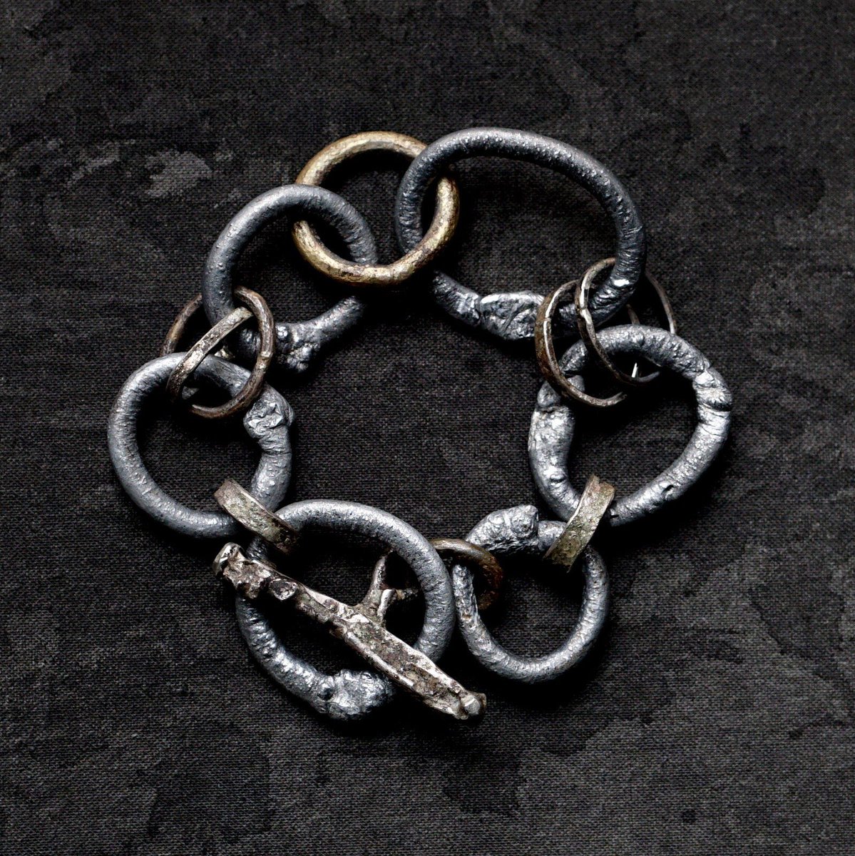 意図しない繋がり」を意識しながらランダムに構成されたチェーン