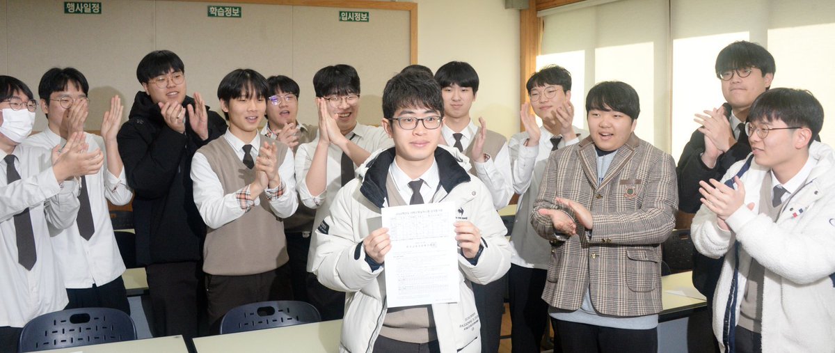 sonsarang3814's tweet image. ■대치동 엄마들이 말이 없는 이유

최근 전주에서 수능 만점자가 배출됐다는 소식이 터졌을 때 가장 먼저 떠오른 건 오래된 공식이다. 

상위권 대학에 가려면 대치동, 의대를 가려면 대치동, 아이의 잠재력을 끝까지 끌어올리려면 대치동이라는 공식. 

수십 년 동안 우리 사회가 거의 반사적으로…