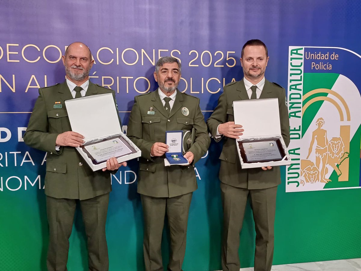 🎖️Agentes de Medio Ambiente han recibido una Distinción Honorífica de manos del Presidente <a href="/JuanMa_Moreno/">Juanma Moreno</a>, en el Día de la Unidad del Cuerpo Nacional de Policía Adscrita a la Junta de Andalucía.

Este distintivo pone en valor su trayectoria y la colaboración con <a href="/policiandalucia/">Policía Nacional Adscrita a Andalucía</a>.
