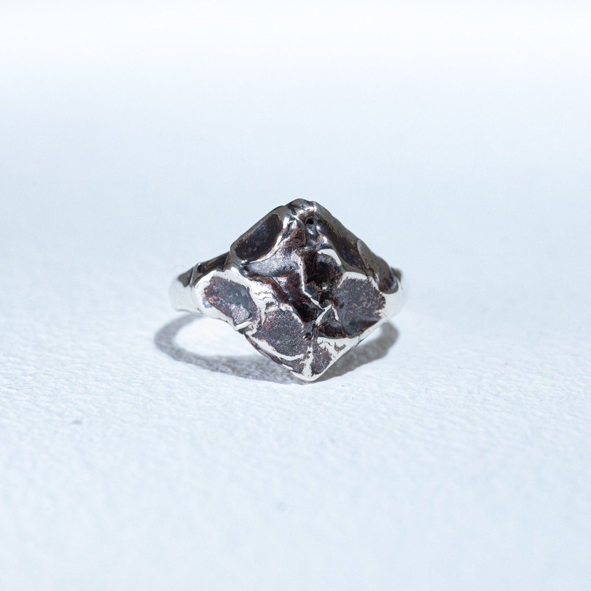 shizumi0723's tweet photo. 【お知らせ】
沈み|shizumi × 市
コラボレーション作品を販売開始します。

よろしくお願い致します。

https://t.co/DKTCh4JyhI https://t.co/hgtvBNw1G2