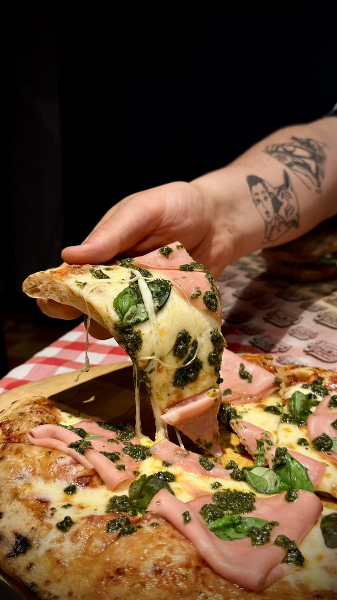 [MUNDIAL DE PIZZAS DE ROSARIO]
FASE DE GRUPOS

Vamos a ver quién hace la pizza más rica de Rosario. Van todos los estilos mezclados: media masa, piedra, napolitana, romana, NY, salón y mostrador. Discutan y fáltense el respeto: para eso es el mundial.

¡TIENEN 24 HS. PARA VOTAR!