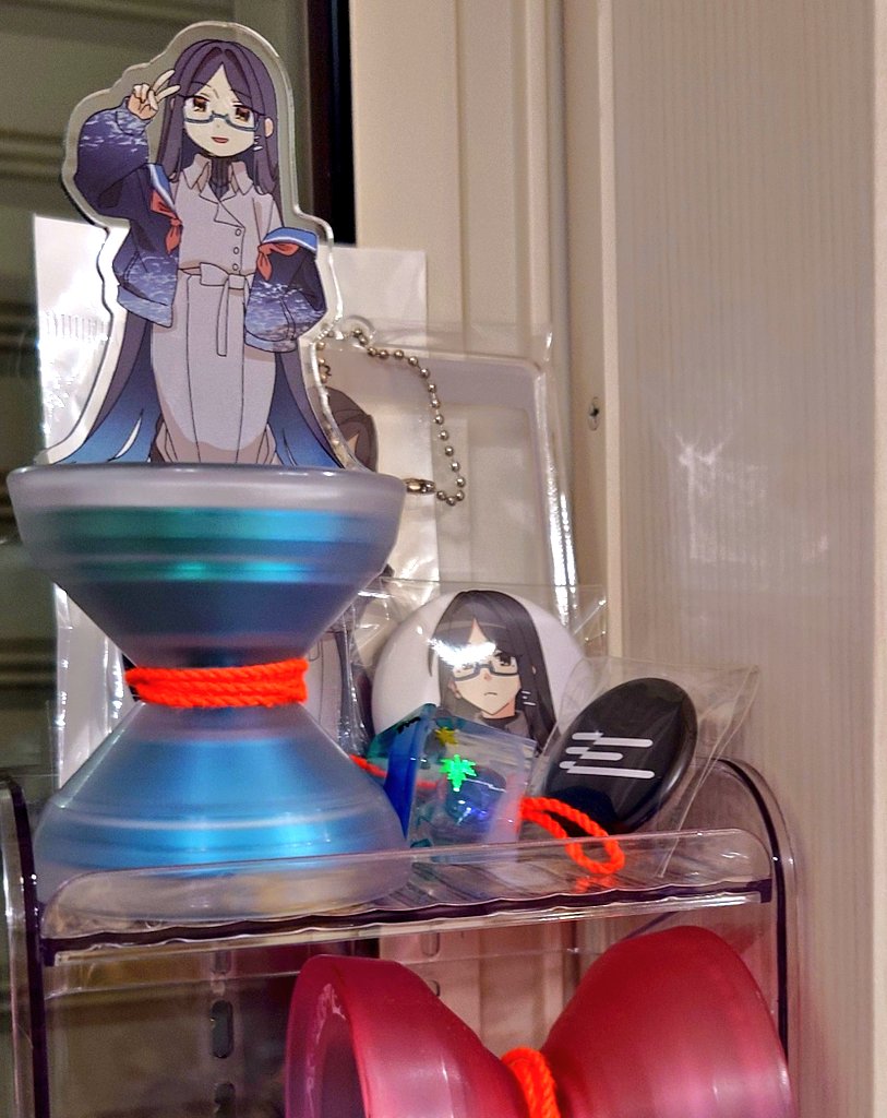 昨日届いた狭霧さんグッズを置いたら ヨーヨースタンドの最上段が狭霧