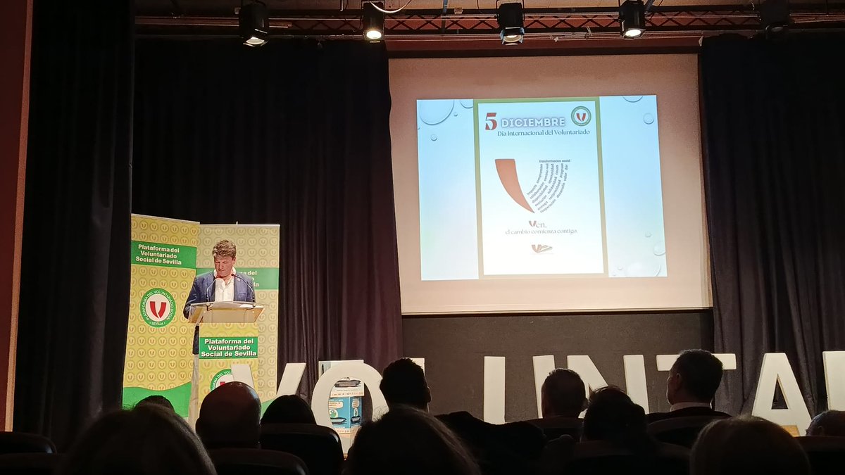 El jueves 4 acudieron nuestros voluntarios Graciela, David y Nieves a la Gala del Voluntariado de la Plataforma del Voluntariado Social de Sevilla. Representación de nuestro equipo de voluntarios que cada día nos arropa en nuestras actividades.