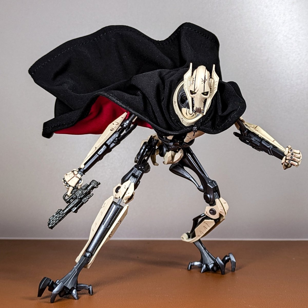 マントの首元のワイヤーを抜いて、パッケージ写真に近い着こなしが出来るようになりました。
あとは股と足首のジョイントがプラプラなのでパーマネントマットバーニッシュしたいけど、塗ると乾くまで2～3日動かせなくなるのでもうちょっと遊んでから…🙏