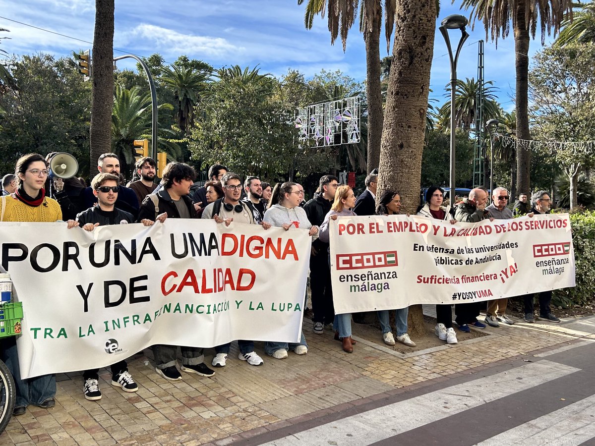 JSAMalagaCap's tweet photo. 🎓Hoy hemos asistido a la concentración convocada por @ProgresoUMA frente al Ayuntamiento de Málaga para decir NO a la nueva LUPA y a la infrafinanciación que sufre la UMA.

💪L@s jóvenes socialistas siempre estaremos en la defensa de una universidad pública y de calidad. https://t.co/dpuKfecp9S