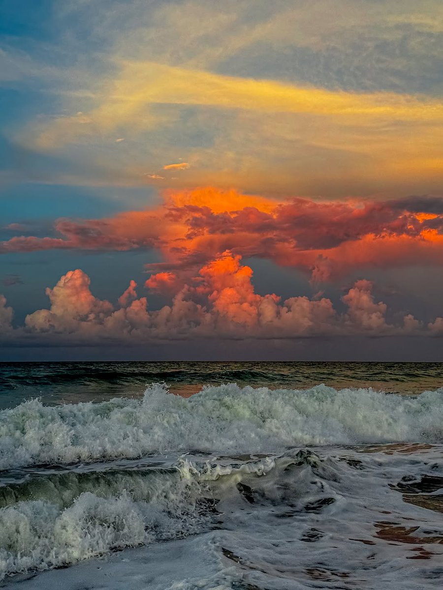 «وَلَقَدْ جَعَلْنَا فِي السَّمَاءِ بُرُوجاً وَزَيَّنَّاهَا لِلنَّاظِرِينَ» :)
View of the Italian coast.