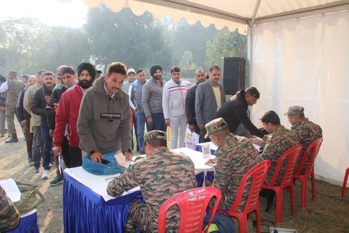 prodefencejammu's tweet image. #JobFair

#TigerDivision hosted the inaugural DGR Ex-Servicemen Job Fair at #Jammu on 05 Dec 2025, wherein 1200 veterans engaged with 55 corporates houses offering more than 2000 meaningful second-career opportunities. The event showcased the unmatched skills of our veterans and