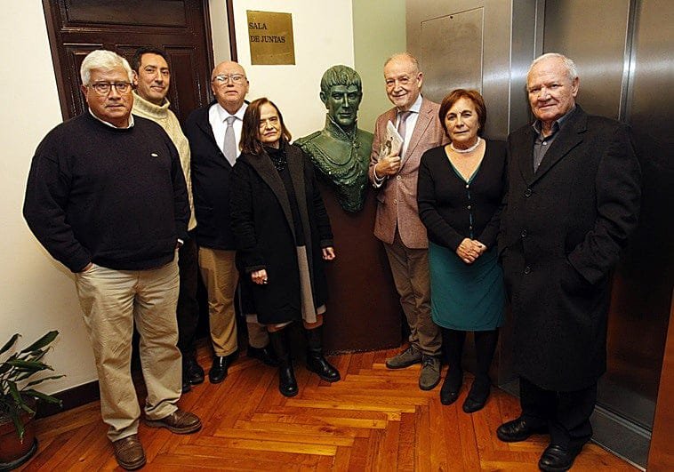 En el RIDEA, presentando el libro sobre Rafael del Riego, junto con  Francisco Carantoña, Antonio Jiménez Blanco, Clara Álvarez, Leopoldo Tolivar, Alicia Laspra y Emilio Laparra