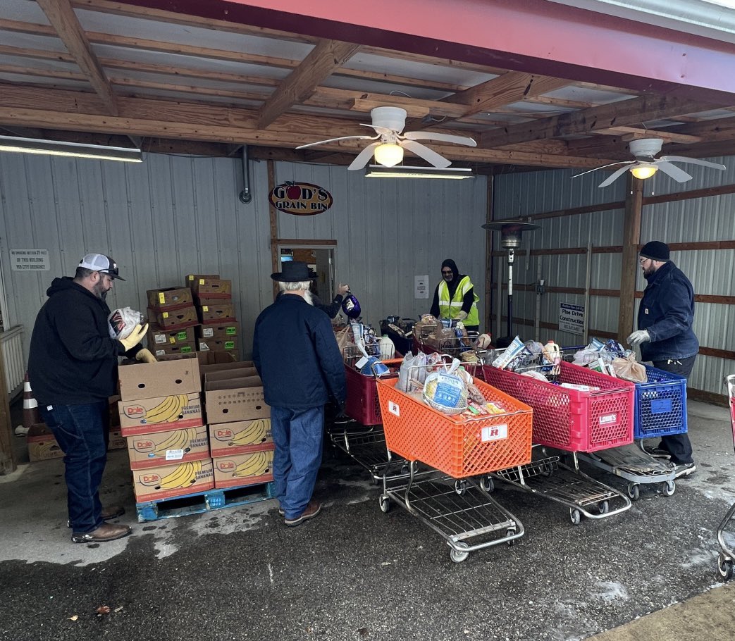 MarkLabarr's tweet image. A crew of Duke Energy employees joined other volunteers working with God’s Grain Bin food pantry in New Castle distributing food to area families. I’m proud to work with these guys serving our community.