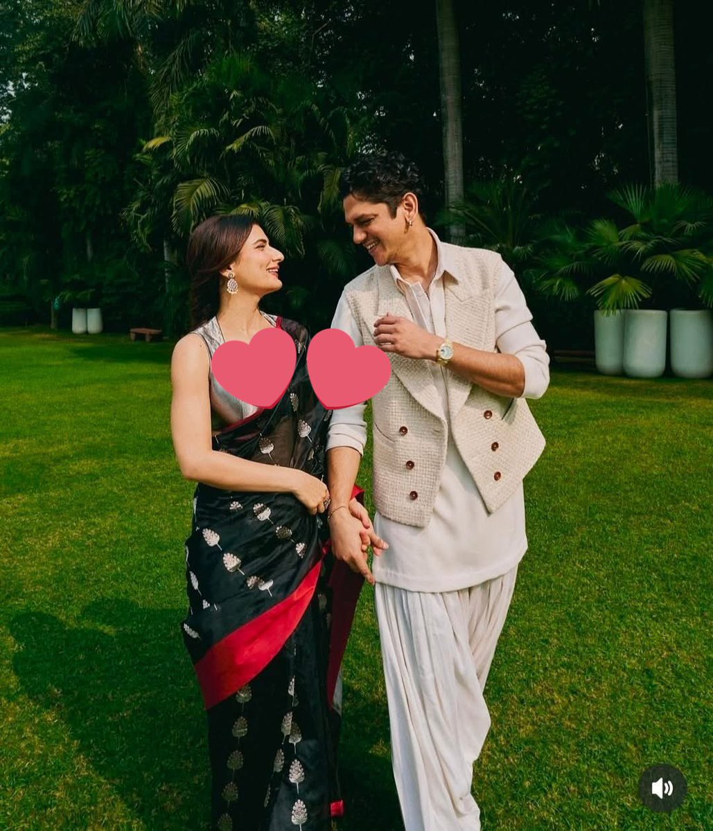 ہر سفر پیار کا مقصد بن جاتا ہے آج جاناں
جب ہاتھوں میں ہاتھ ہو تو راہ بھی منزل لگتی ہے

یہ ساتھ قدموں کا نہیں، یہ روحوں کا ملن ہے جاناں
یہ محبت ہے، یہاں منزل کی اب پرواہ نہیں ہوتی

#انتخاب_محسن #اردو_زبان