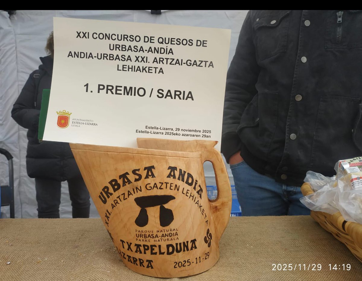 Enhorabuena a #QueseríaUrrizaga, de #Abárzuza, gana por tercera vez consecutiva el primer premio en el  Concurso de #Quesos de #UrbasaAndia en la feria de San Andrés en Estella-Lizarra y Enhorabuena a todas las personas  emprendedoras, que  mantienen nuestro mundo rural