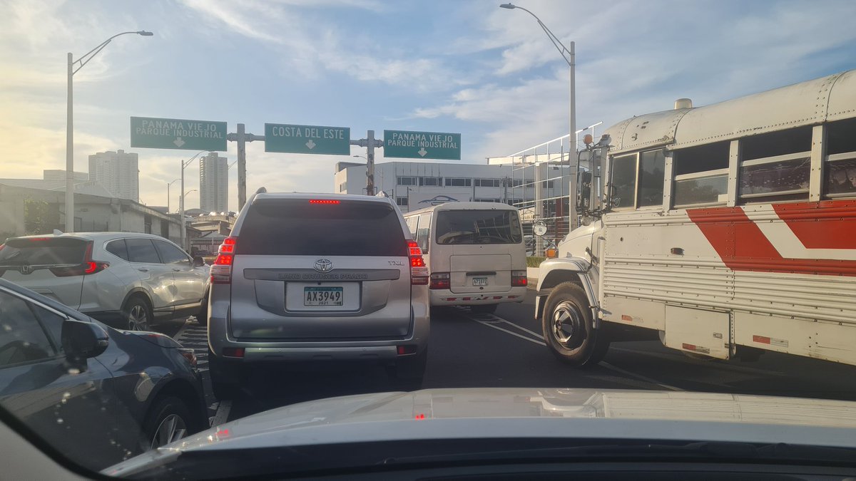 xLady_Shawx's tweet photo. De Lunes a Viernes es lo mismo, esta es una de las pocas vías que hay para ingresar a costa y al corredor sur... por favor una solución @Mayer @TraficoCPanama @Traficologo1 https://t.co/9VkePP1Z8d