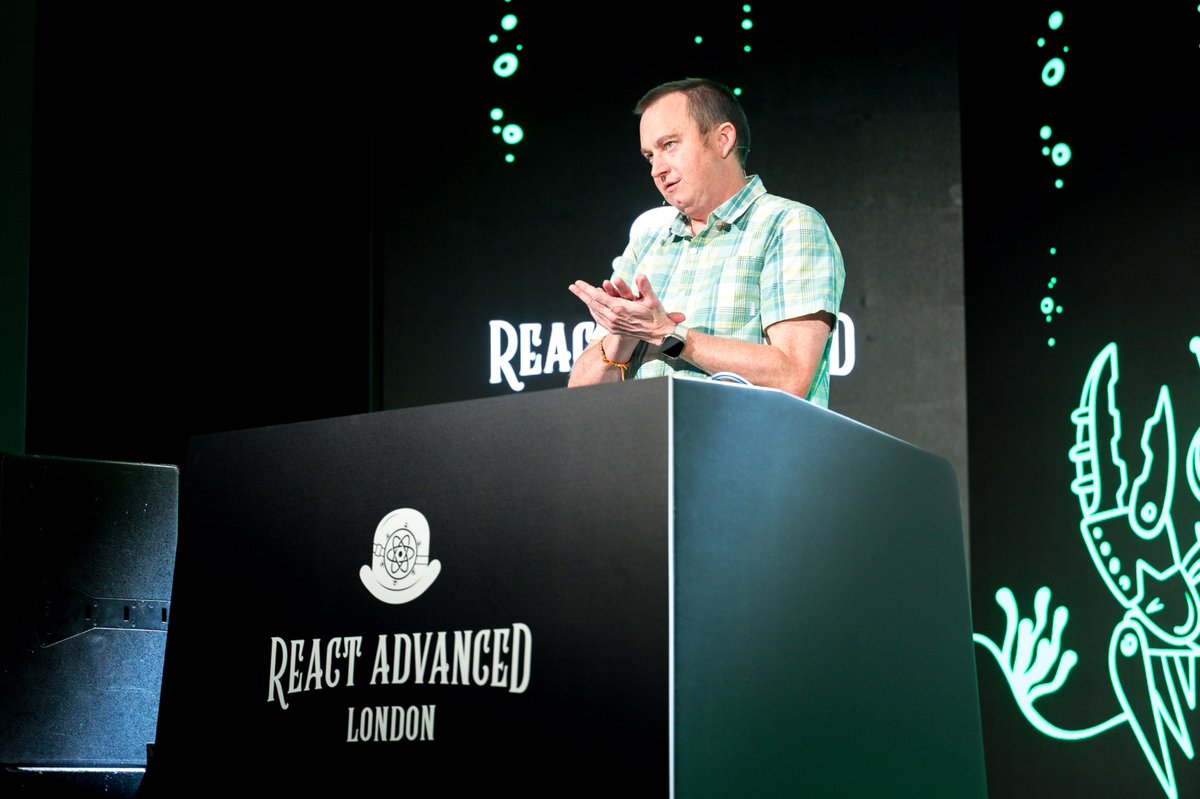 ReactAdvanced's tweet image. 🎙️@erikras on the #ReactAdvanced stage💚