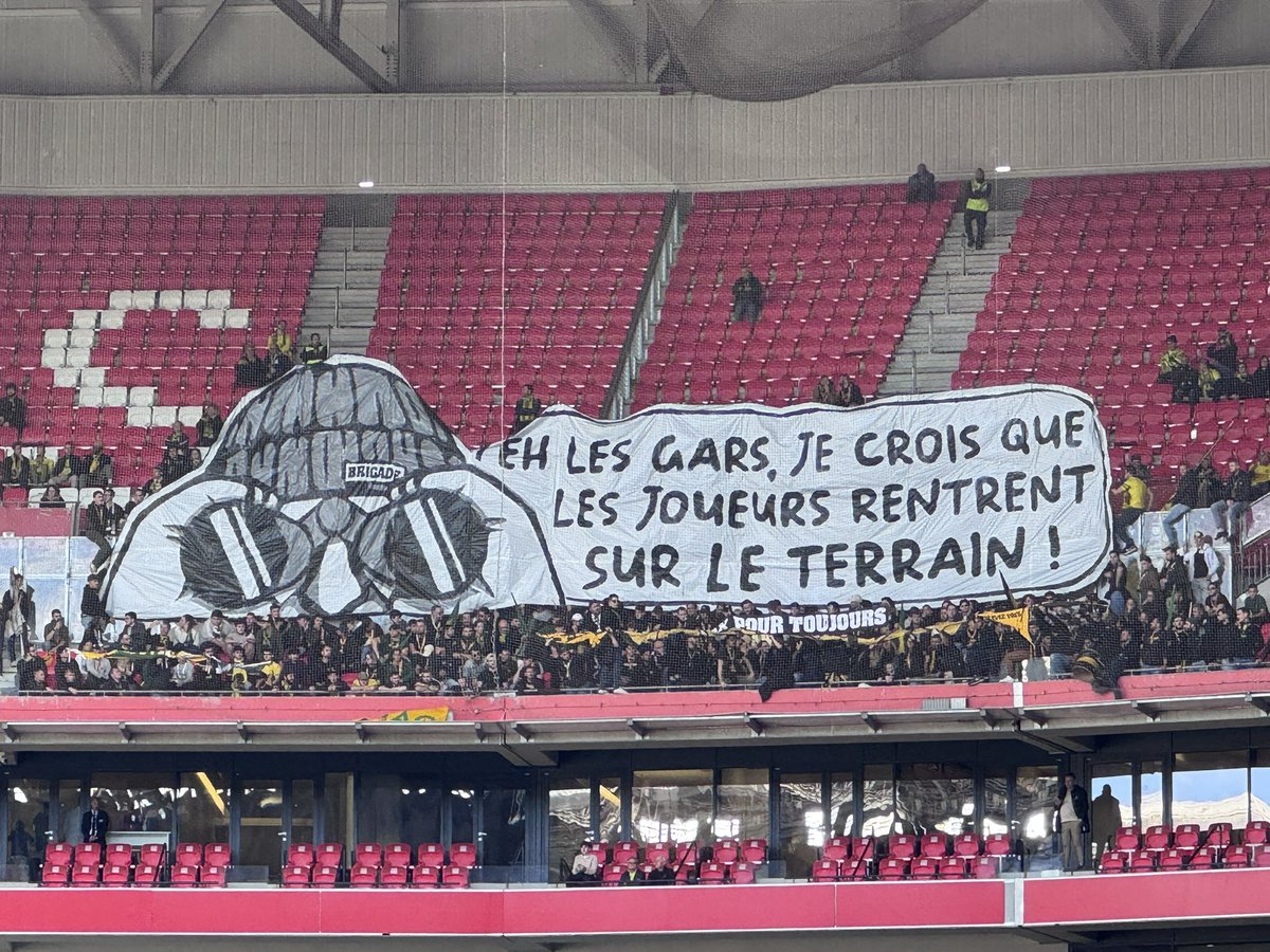 The following year, Nantes ultras turned up at Lyon with another brilliant banner:
"Hey mates, I think the players are entering the pitch !"