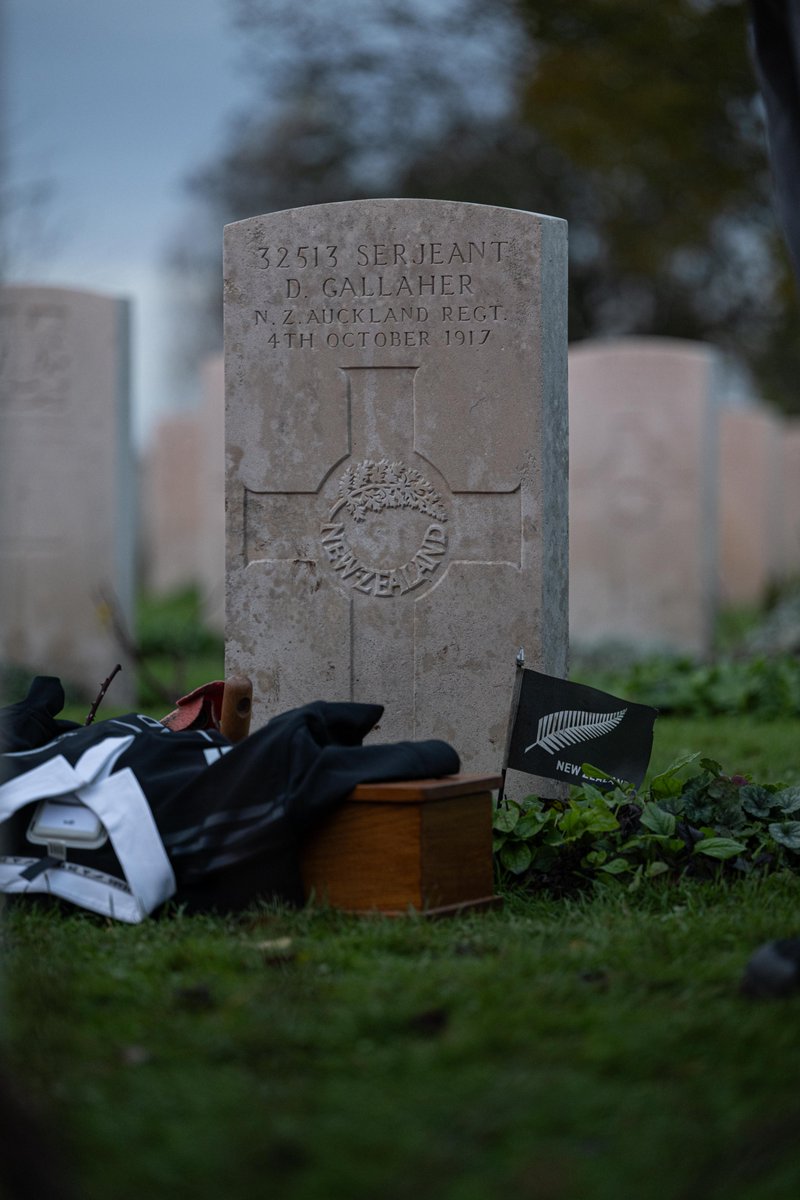 Together with former <a href="/AllBlacks/">All Blacks</a> capt Sean Fitzpatrick &amp; Jude Dobson, we honoured 1905 All Blacks capt Dave Gallaher who died at Passchendaele in 1917 - from the Last Post at Menin Gate to a symbolic soil exchange ceremony at Nine Elms Cemetery, a tribute that bridges 🇳🇿 &amp; 🇧🇪