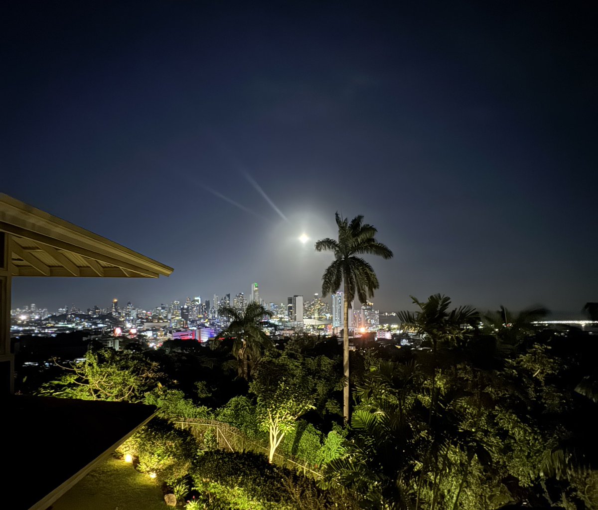 Súper luna desde el cerro Ancon.  😍😍😍😍😍😍