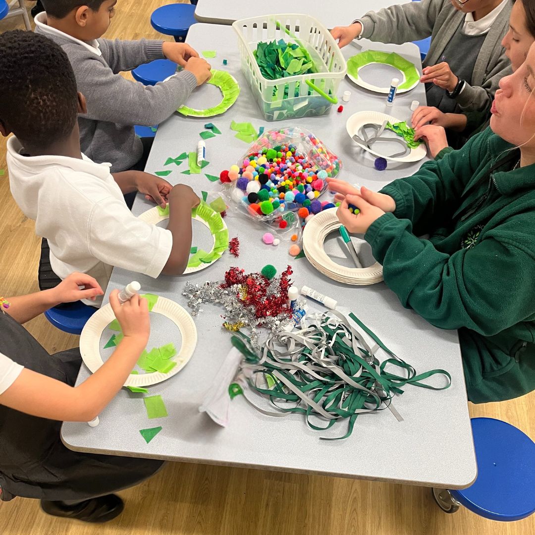 ManorParkSchSM1's tweet image. Bringing the winter forest indoors! 🎄

Our Wrap Around Care children enjoyed transforming natural materials into beautiful decorations! 
We made vibrant Paper Plate Wreaths 🎀 and added a touch of magic by painting and glittering Pinecones! 

#NatureCrafts #FestiveDecor